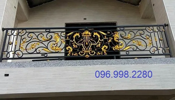 Mẫu lan can ban công sắt mỹ thuật số 24 sở hữu thiết kế tinh xảo, cầu kỳ