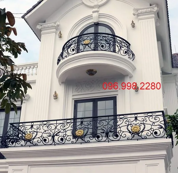 Mẫu lan can ban công sắt mỹ thuật số 25 màu trắng nổi bật trên nền kiến trúc
