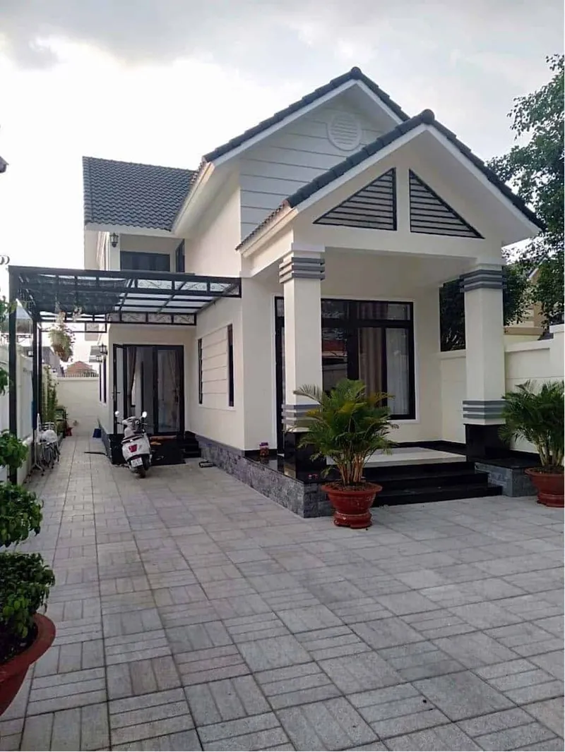 Thiết kế nhà cấp 4 mái tôn 5x20m kiểu truyền thống với hiên nhà và mái giả ngói