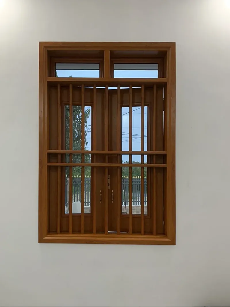 Song cửa gỗ đơn giản với các thanh dọc song song