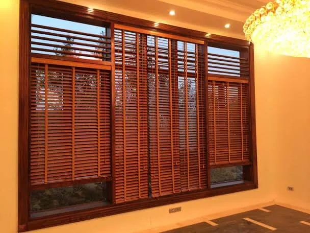 Thiết kế song cửa gỗ với các thanh dọc đơn giản, hiện đại