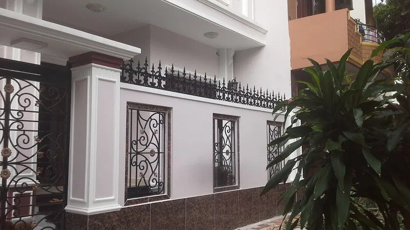 Mẫu tường rào hiện đại kết hợp bê tông và kim loại