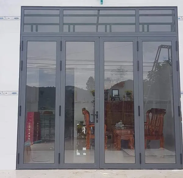 Cửa nhôm Xingfa màu ghi 4 cánh cho cửa chính mặt tiền nhà