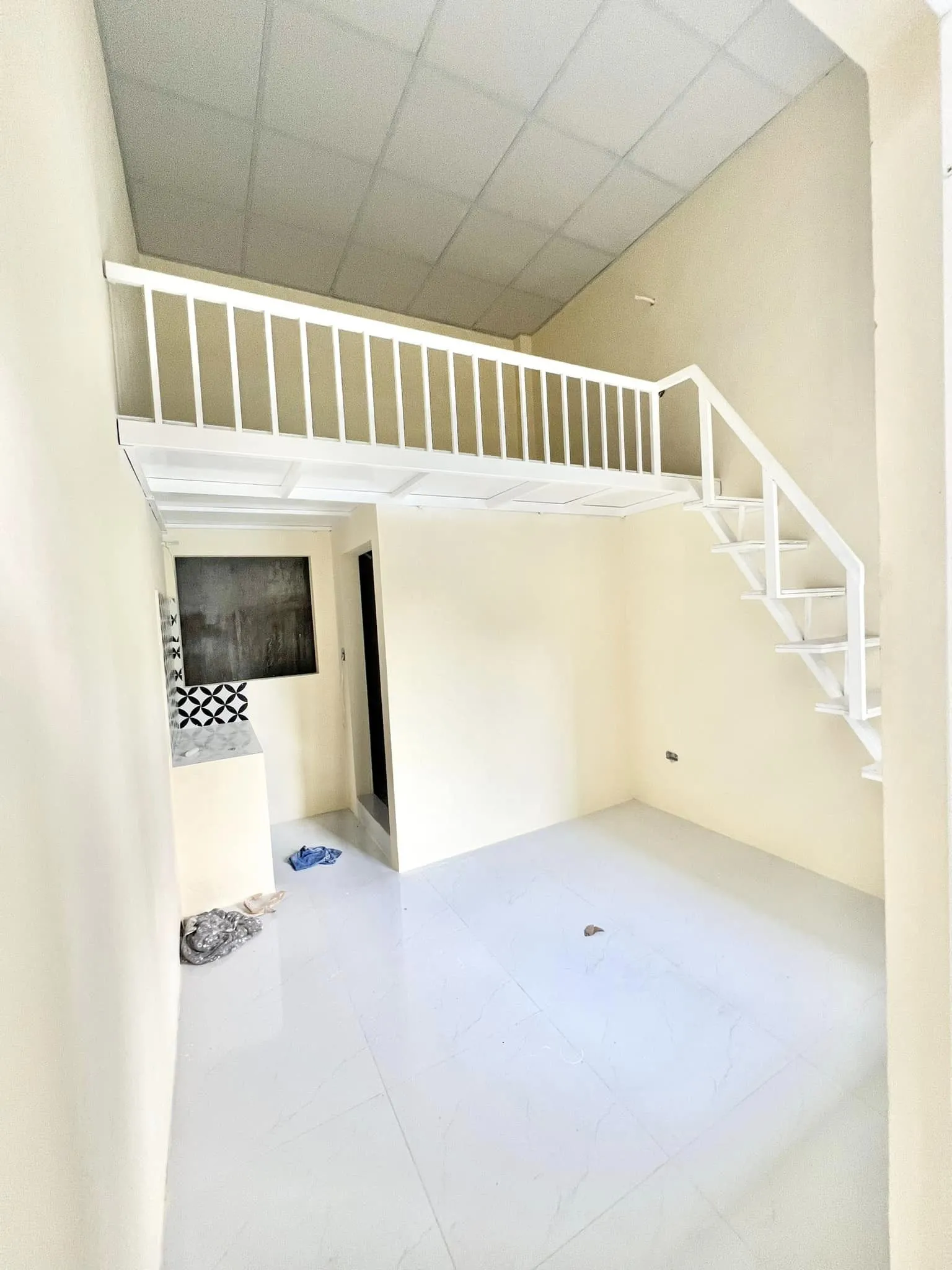 Không gian bên trong nhà 20m2 (4x5m) có gác lửng và công trình phụ