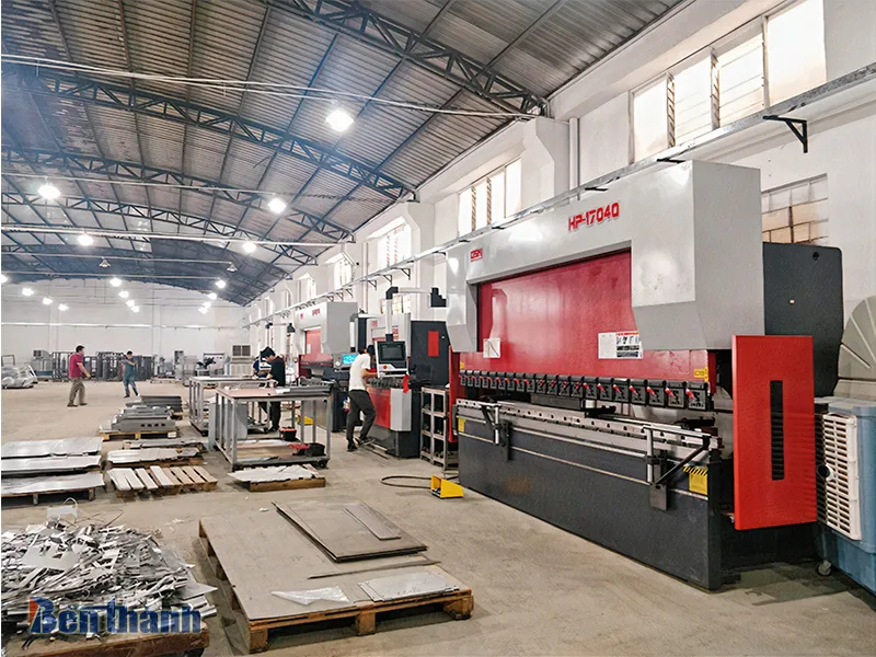 Công đoạn chấn tạo hình máng cáp bằng máy chuyên dụng