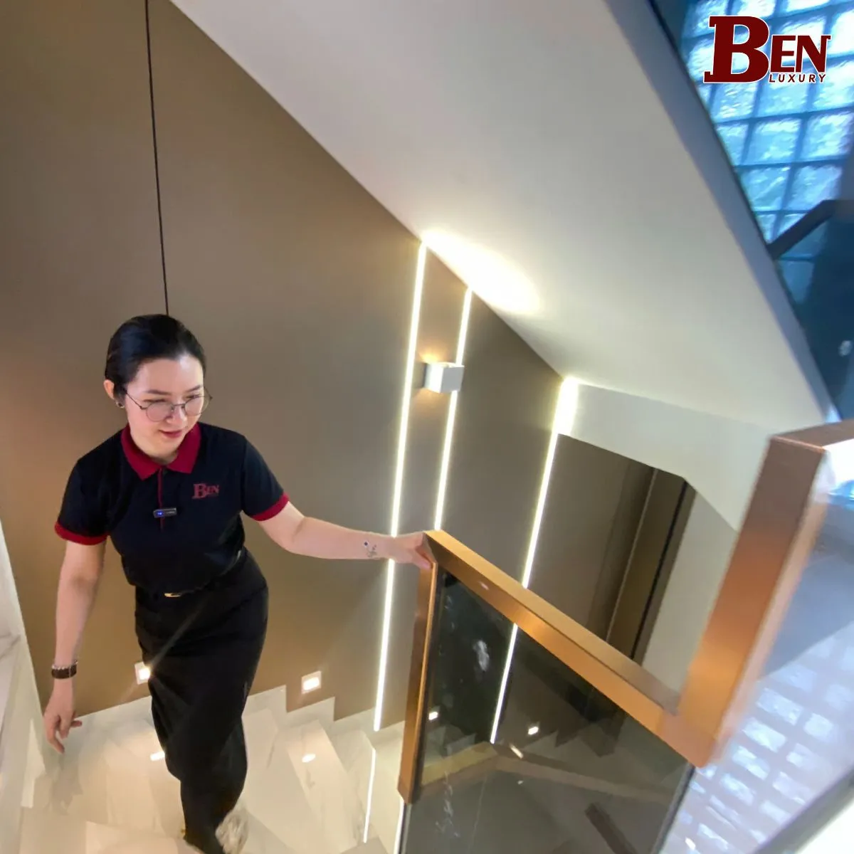 Mô tả tay vịn inox vuông trên cầu thang kính trong nhà