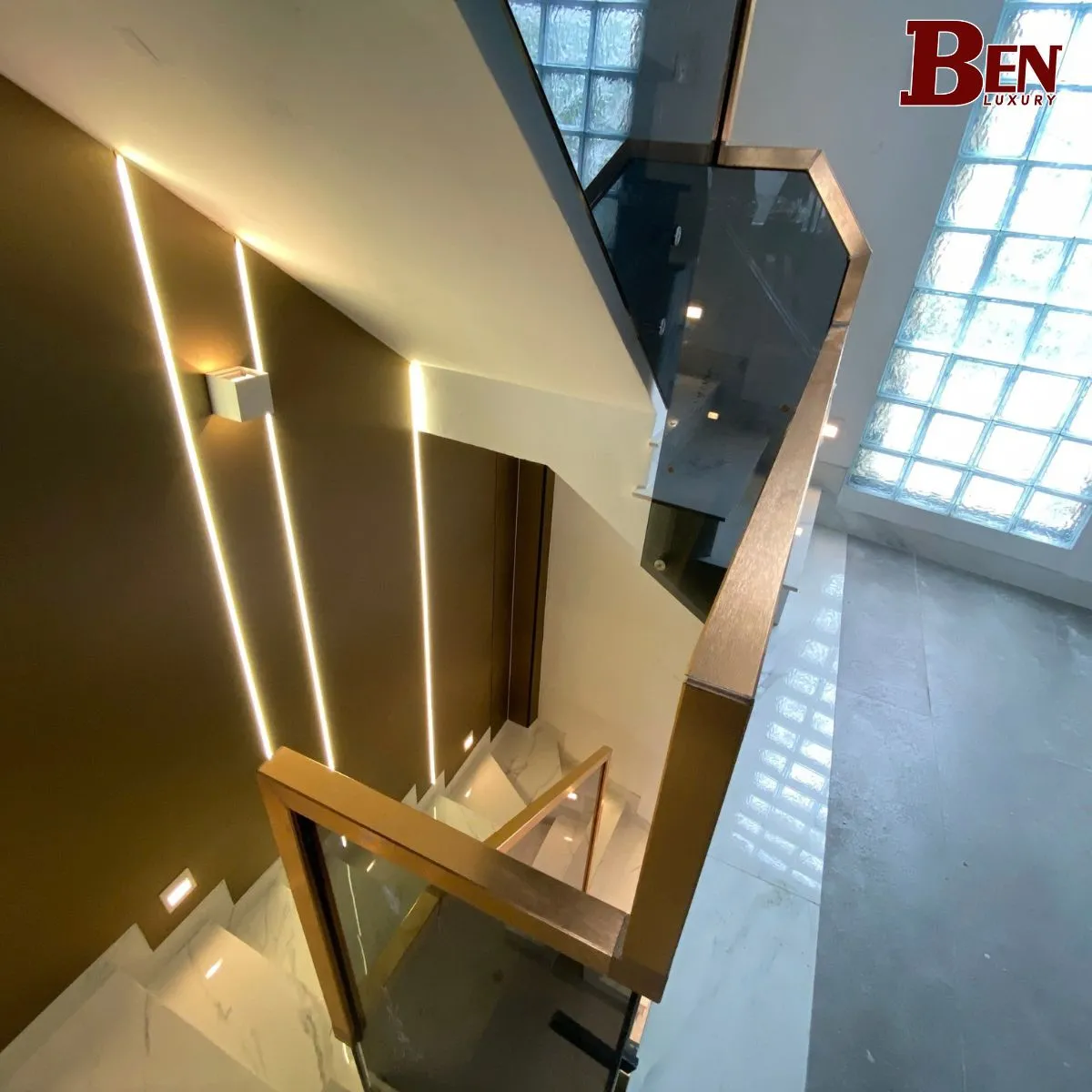 Minh họa tay vịn inox vuông sáng bóng, dễ vệ sinh