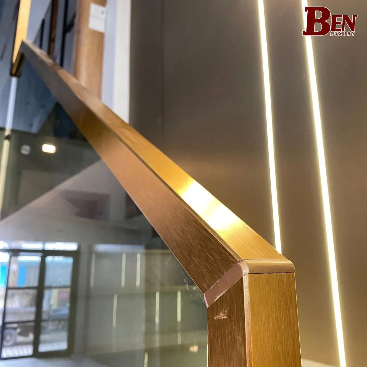 Cầu thang kính hiện đại sử dụng tay vịn inox vuông