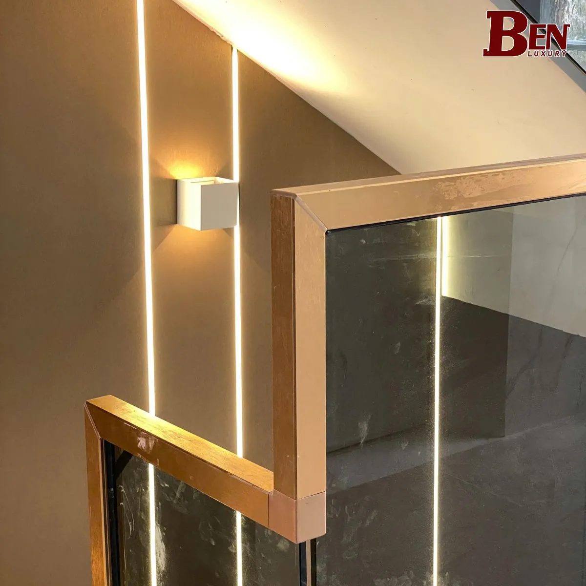 Ứng dụng tay vịn inox vuông cho lan can kính