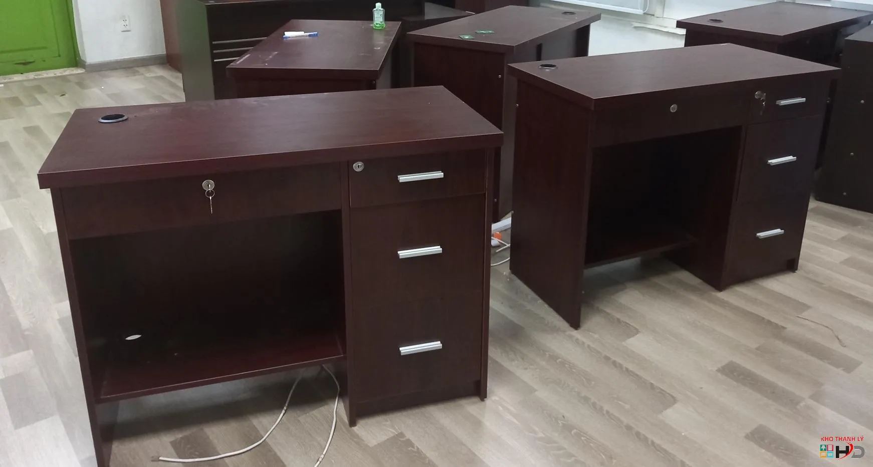 Kho bàn làm việc thanh lý HD với đa dạng mẫu mã chất lượng