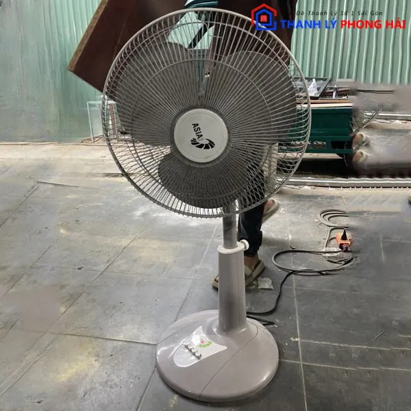 Thanh lý quạt điện cũ Asia giá rẻ, quạt đứng màu trắng