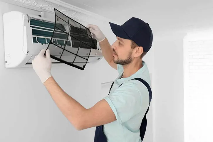 Hình ảnh minh họa việc tháo lắp điều hòa và các rủi ro cần tránh.