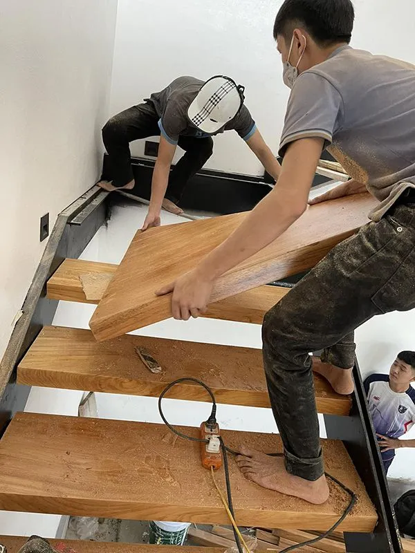 Thi công lắp đặt cầu thang gác lửng bằng sắt bởi thợ chuyên nghiệp