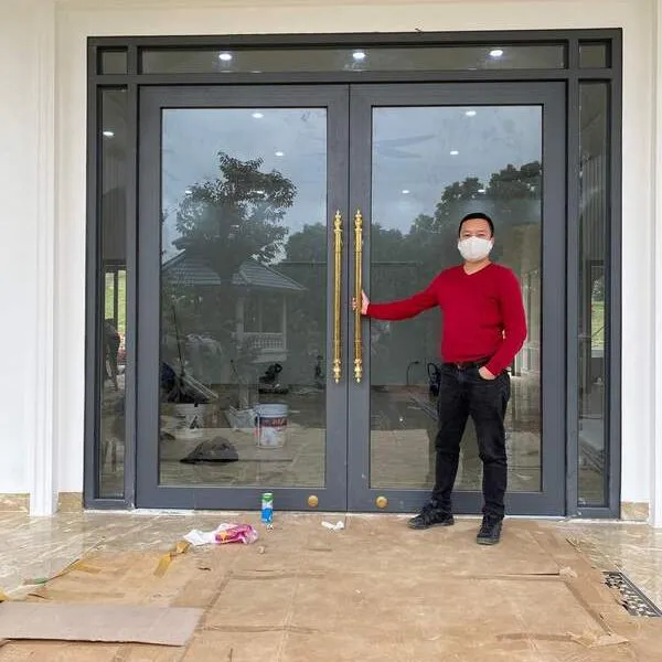 Hình ảnh cửa nhôm Xingfa màu xám ghi sau khi lắp đặt hoàn thiện