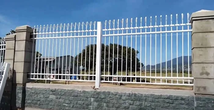 Thi cÃ´ng hÃ ng rÃ o tráº¯ng mÅ©i mÃ¡c cho cÃ´ng trÃ¬nh