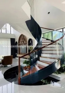 Mẫu cầu thang xoắn ốc MS17 với bậc gỗ và trụ kim loại