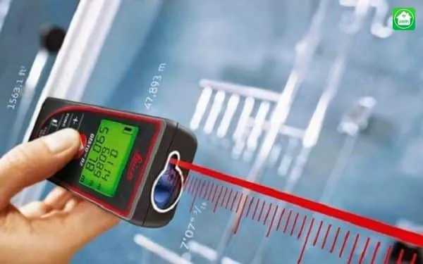 Máy đo khoảng cách điện tử nhỏ gọn trong tay người dùng