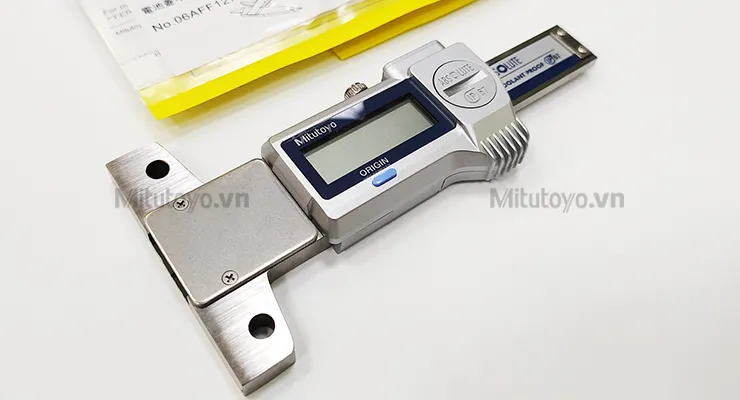 Thước đo độ sâu điện tử Mitutoyo 571-100-20 hiển thị trên màn hình kỹ thuật số