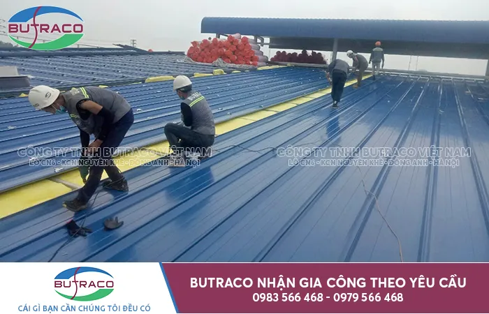 Lắp đặt khung xà gồ và lớp cách nhiệt cho mái tôn lạnh