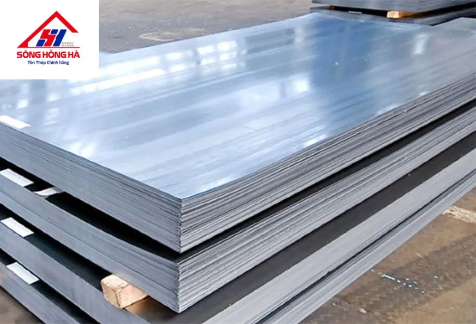Các tấm tôn phẳng được xếp chồng lên nhau tại kho hàng, minh họa vật liệu tôn phẳng.
