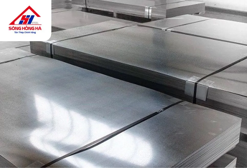 Mặt cắt và bề mặt nhẵn của tấm tôn phẳng, cho thấy đặc điểm vật liệu.