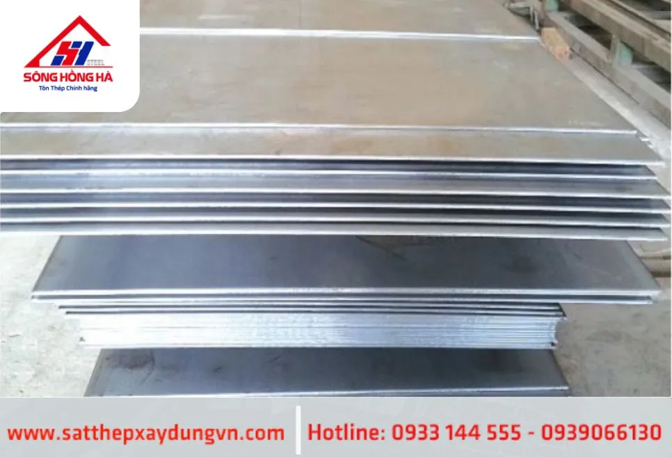 Hình ảnh kho hàng hoặc logo của Tôn Thép Sông Hồng Hà, địa chỉ cung cấp tôn phẳng uy tín tại TP.HCM.