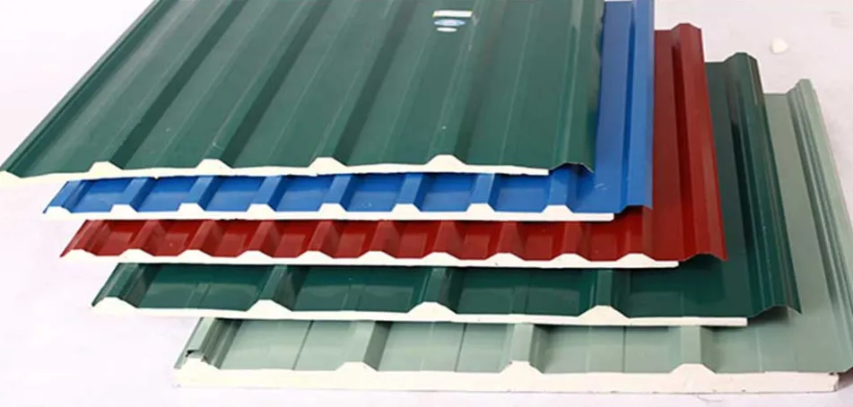 Mặt cắt ngang cấu tạo tấm tôn xốp PU (Polyurethane) ba lớp: tôn, lớp PU cách nhiệt và lớp dưới.