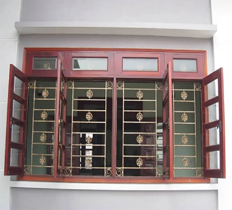 Cửa sổ gỗ 4 cánh riêng biệt kết hợp song sắt uốn lượn