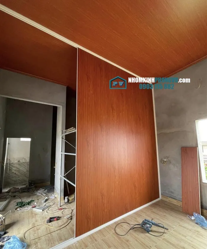 Mẫu vách ngăn bằng nhôm giả gỗ đẹp cho nhà ống, tạo không gian tự nhiên