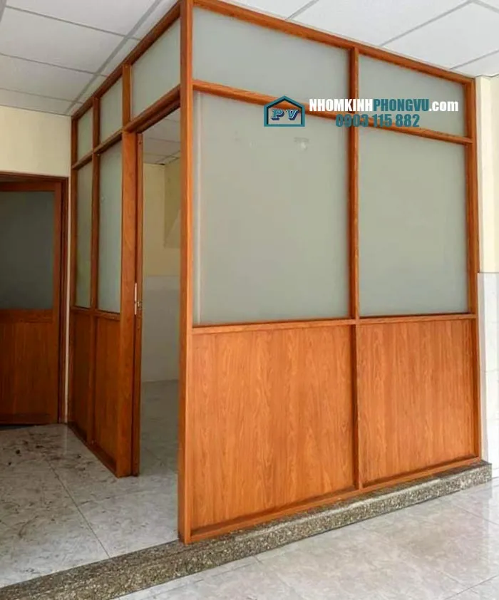 Vách ngăn bằng nhôm giả gỗ sang trọng ngăn văn phòng, phòng ngủ, với tính thẩm mỹ độc đáo