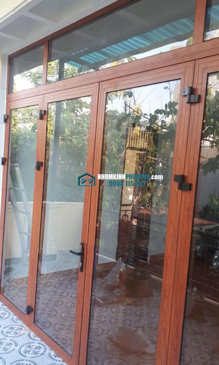 Vách ngăn nhôm giả gỗ làm cửa ra vào