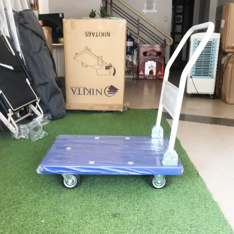 Hình ảnh một chiếc xe đẩy hàng 4 bánh có sàn nhựa và tay cầm có thể gấp gọn