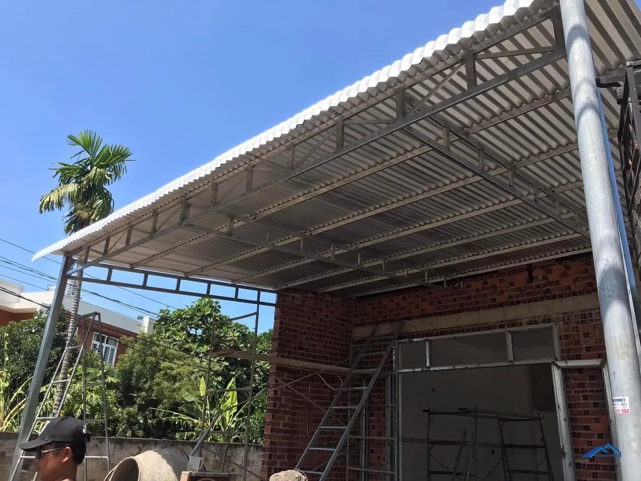 Bảng giá làm mái tôn che sân trước nhà tham khảo tại TPHCM