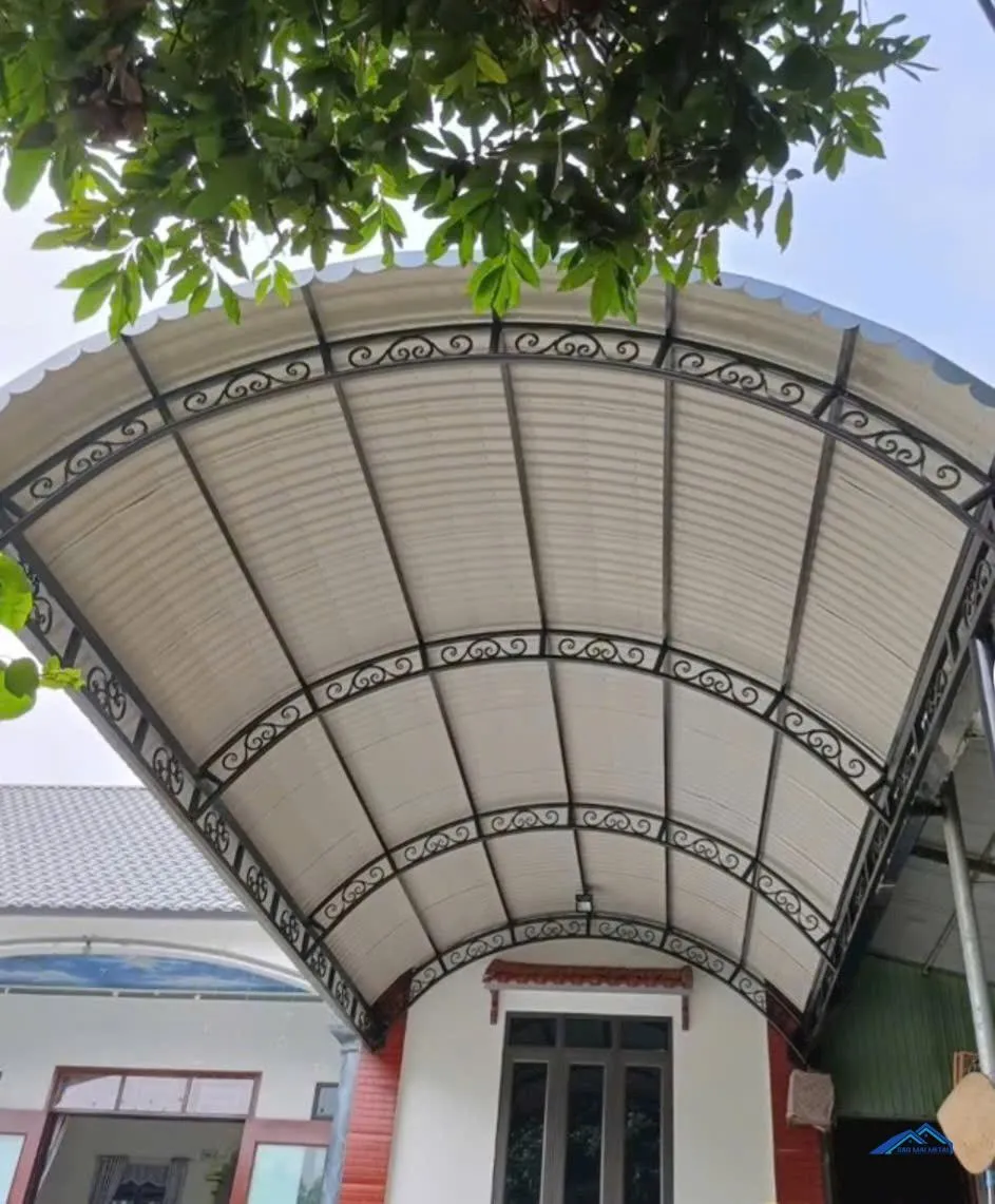 Mái che sân trước đẹp không chỉ bảo vệ mà còn tăng giá trị thẩm mỹ cho ngôi nhà
