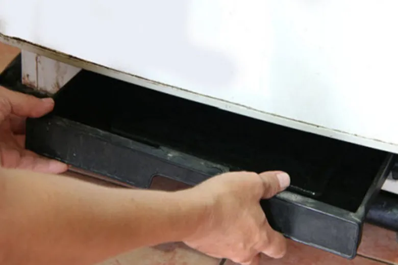 Khay hứng nước thải bị lệch