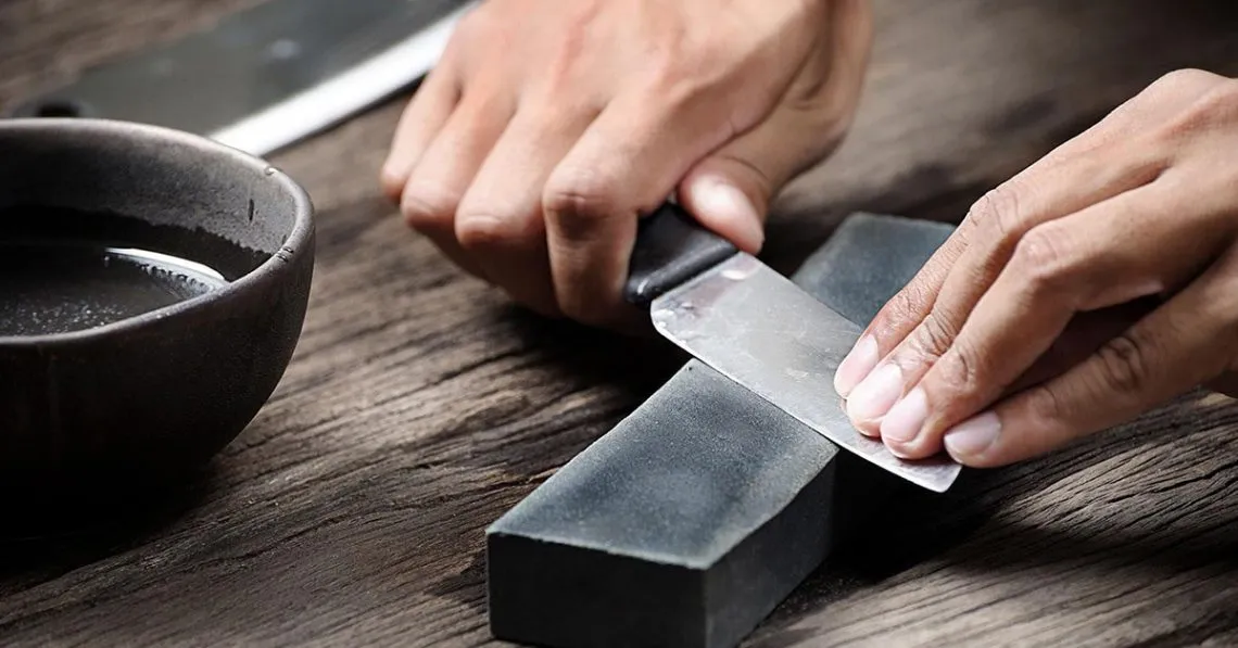 Cách cầm dao và đá mài đúng cách để mài dao hiệu quả