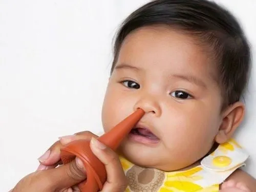 Hình ảnh minh họa cách hút mũi bằng ống bơm