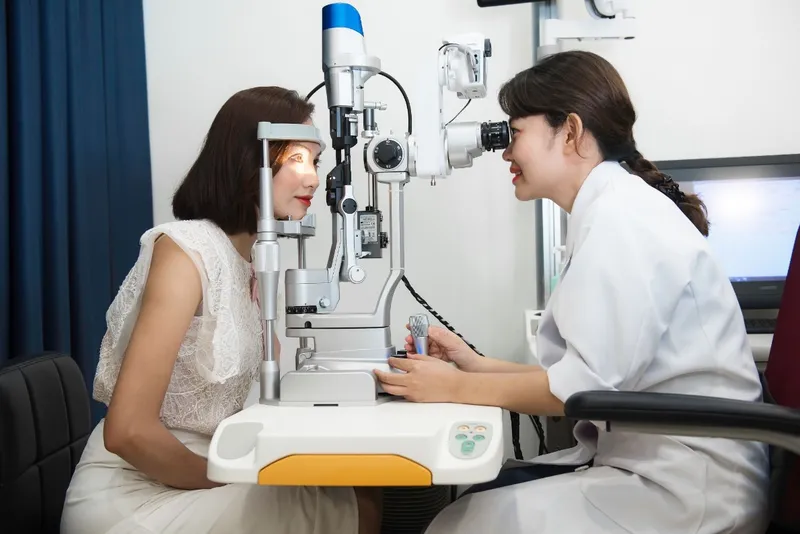 Tìm hiểu về giá cắt kính cận? 2