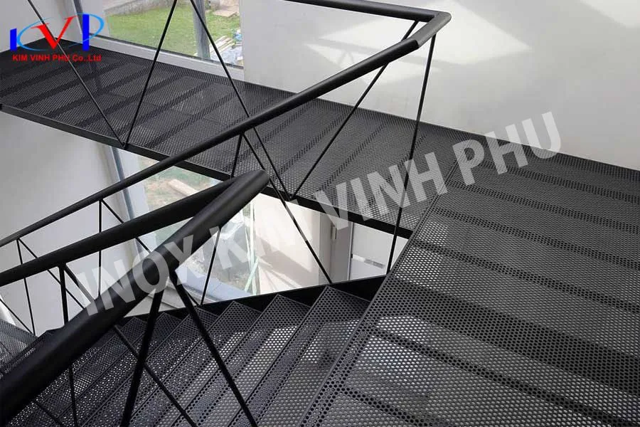 Lưới inox đục lỗ làm bậc cầu thang