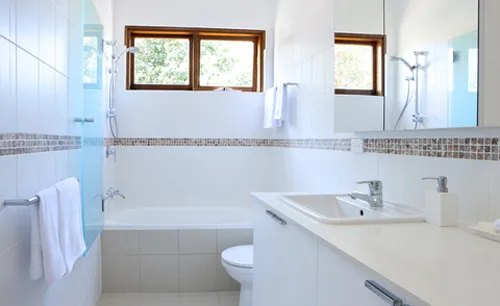Sử dụng hai ô cửa sổ nhỏ giúp thông gió nhanh hơn cho nhà vệ sinh
