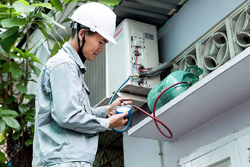 Nhân viên kỹ thuật kiểm tra và nạp gas máy lạnh chuyên nghiệp