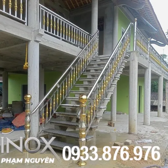 Mẫu cầu thang inox đơn giản, tiết kiệm chi phí cho nhà ở