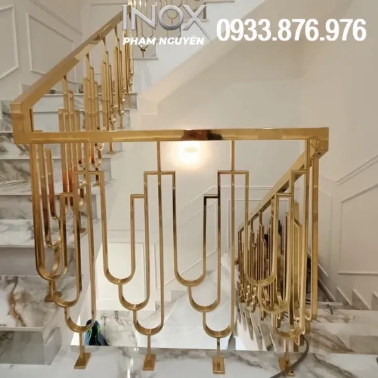 Cầu thang inox mạ vàng 304 bền bỉ với hoa văn sang trọng