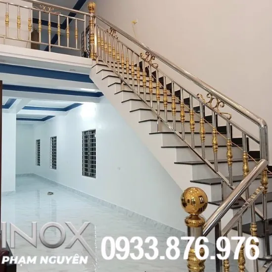 Điểm xuyết chi tiết mạ vàng trên cầu thang inox tạo nét độc đáo
