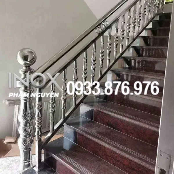 Các chi tiết trụ cầu thang inox được đúc và tạo hình hoa văn tinh tế