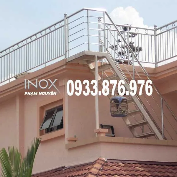 Mẫu cầu thang inox lắp đặt ngoài trời tại khu vực sân thượng