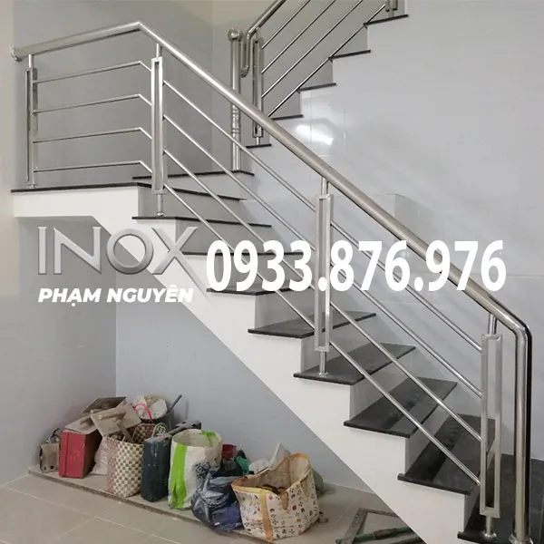 Cầu thang inox chữ L phổ biến trong thiết kế nhà ở gia đình