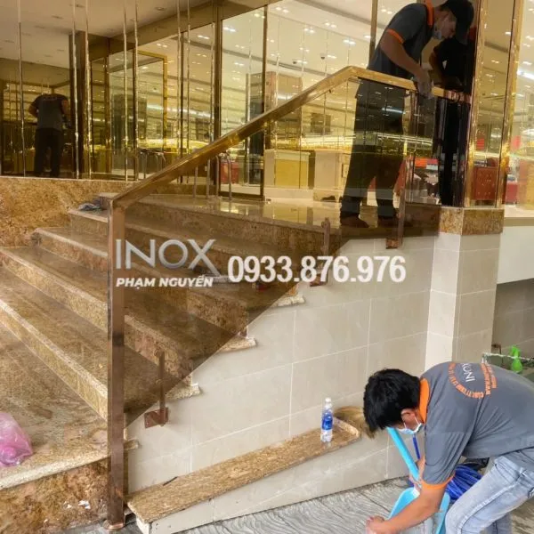 Mẫu cầu thang inox thiết kế thẳng, tối giản, hiện đại