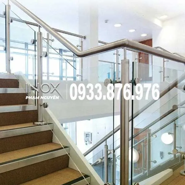 Lan can cầu thang inox kết hợp kính cường lực đảm bảo an toàn