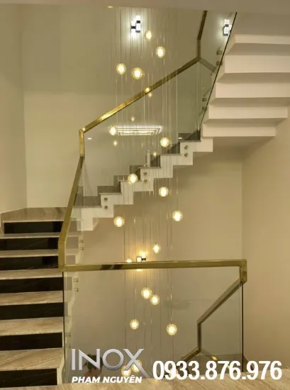 Thiết kế cầu thang inox kính cường lực mang lại vẻ đẹp hiện đại cho không gian nội thất